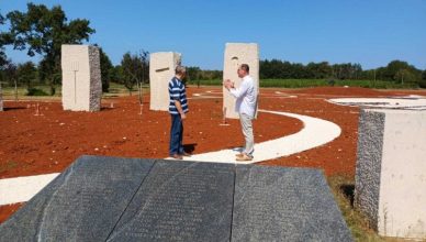 Angelo Mattich načelnik Općine Višnjan i Arduino Matošević predsjednik Udruge antifašističkih boraca i antifašista Hrvatske Poreč u obilasku Spomen parka koji se uređuje Foto: Općina Višnjan