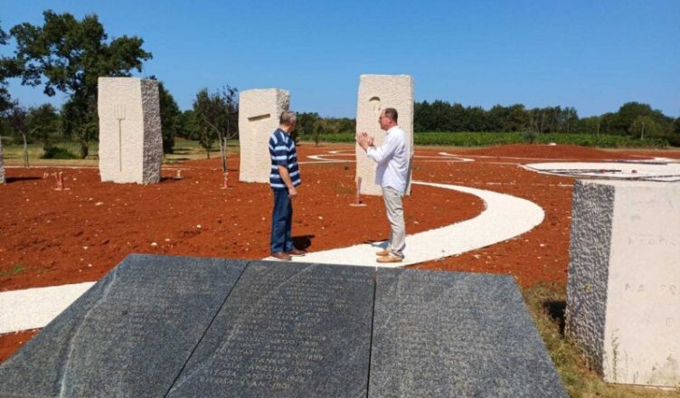 Angelo Mattich načelnik Općine Višnjan i Arduino Matošević predsjednik Udruge antifašističkih boraca i antifašista Hrvatske Poreč u obilasku Spomen parka koji se uređuje Foto: Općina Višnjan